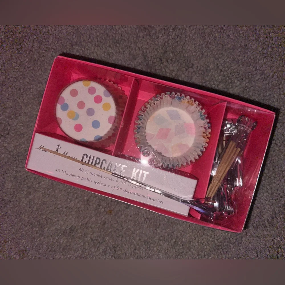 NWT cupcake 🧁 kit with toppers
